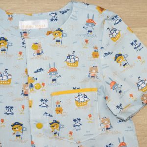 Chemise enfant popeline coton bio GOTS 4 ans détail motif animaux pirates fond bleu ciel