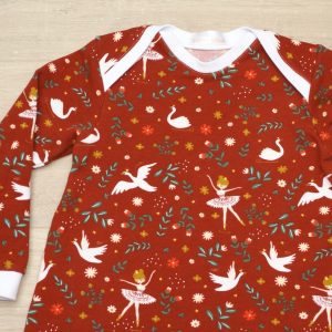 Robe enfant encolure américaine jersey coton envers molletonné bio GOTS motif danse cygne rouge 3 ans détail 1