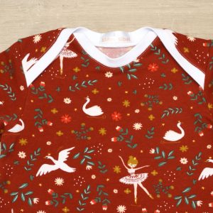 Robe enfant encolure américaine jersey coton envers molletonné bio GOTS motif danse cygne rouge 3 ans détail 2