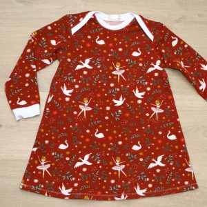 Robe enfant encolure américaine jersey coton envers molletonné bio GOTS motif danse cygne rouge 4 ans devant