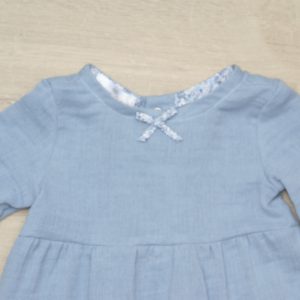 Robe enfant coton bio GOTS motif uni bleu clair 6 mois détail