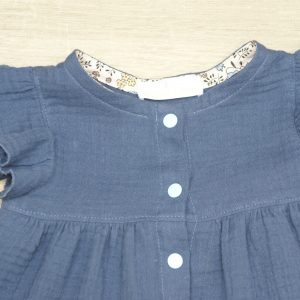Ensemble bébé blouse double gaze bio pantalons coton bio 6 mois détail motif uni bleu denim