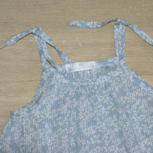 Robe à bretelles enfant voile coton bio 2 ans détail motif fleuri bleu porcelaine