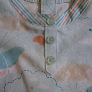 Ensemble bébé chemisette boutonnage au dos coton bio Oeko-tex 100 classe 1 détail motif baleine 6 mois