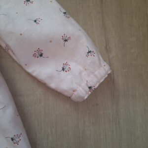 Robe bébé coton GOTS motif petites fleurs fond rose détail