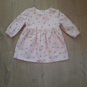 Robe bébé coton GOTS motif petites fleurs fond rose devant 3 mois