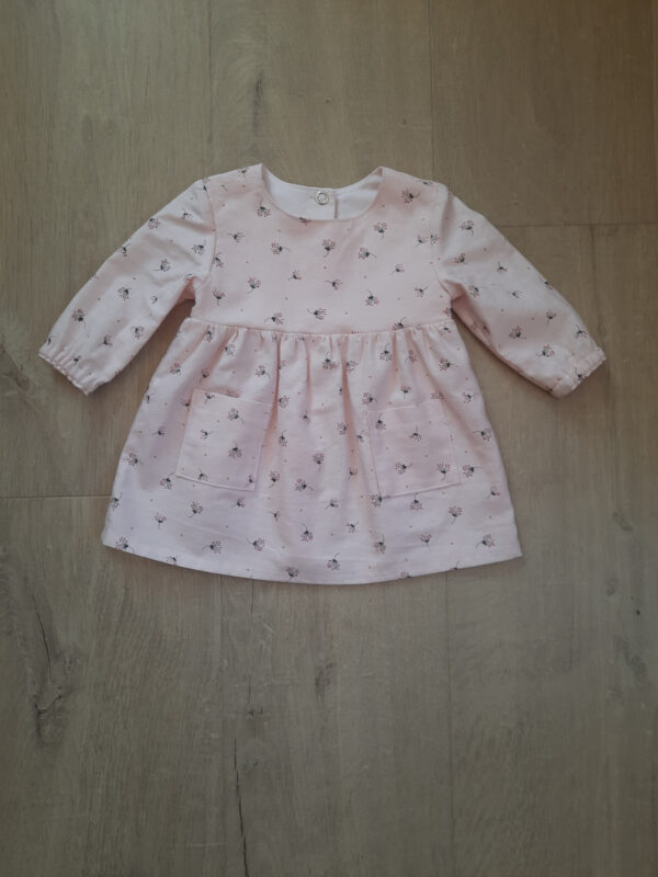 Robe bébé coton GOTS motif petites fleurs fond rose devant 3 mois