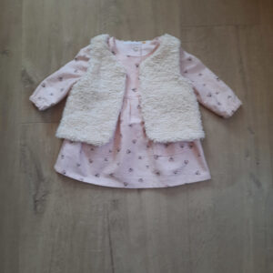 Robe bébé coton GOTS motif petites fleurs fond rose devant 3 mois avec gilet berger