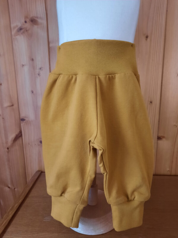 Petit pantalon jersey de coton oeko-tex motif uni moutarde devant